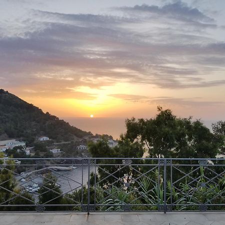 فندق Sotto La Torre E Sopra Il Porticciolo Isola di Ustica المظهر الخارجي الصورة
