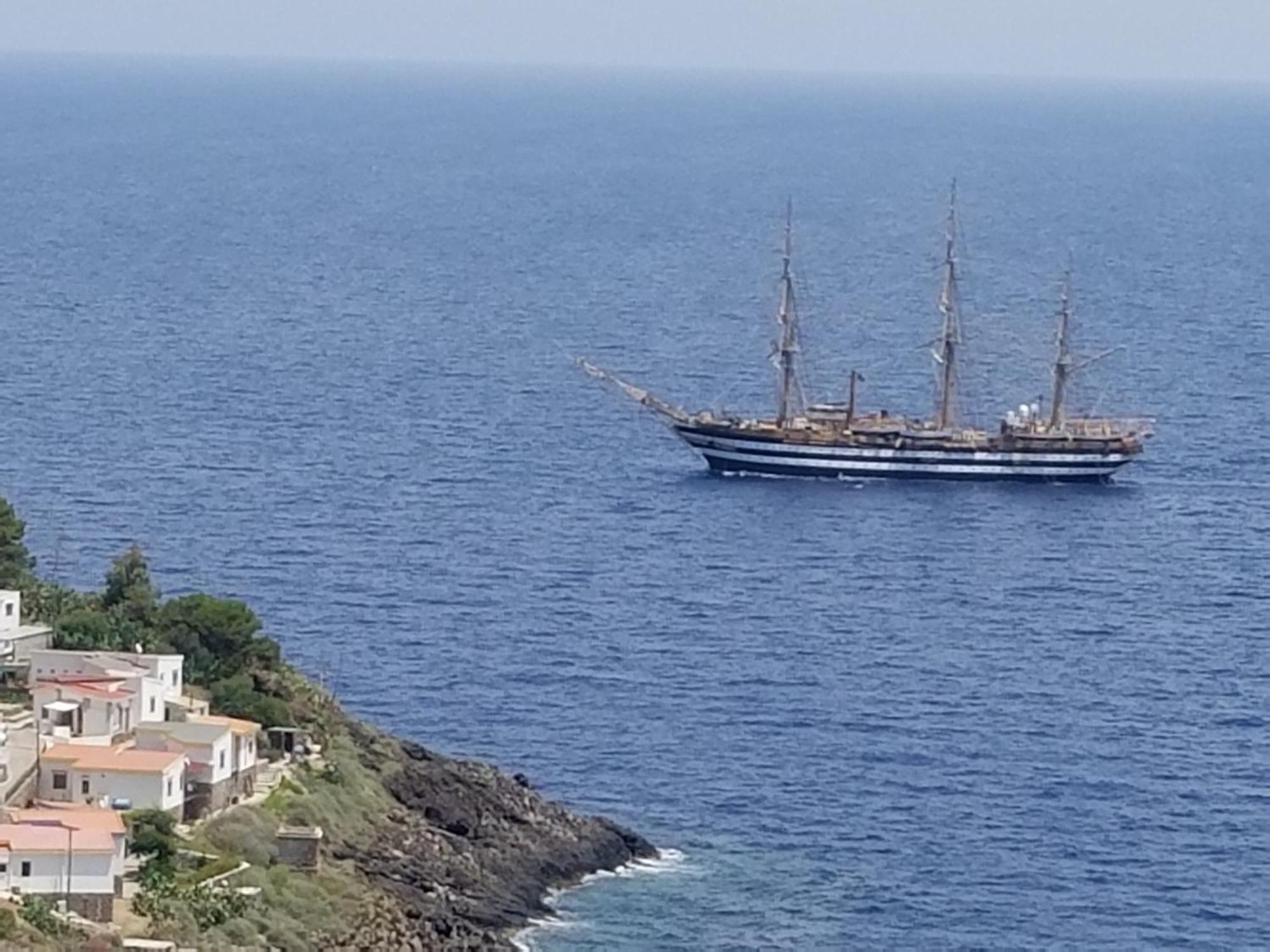 فندق Sotto La Torre E Sopra Il Porticciolo Isola di Ustica المظهر الخارجي الصورة